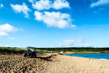 Siyah dört üzerinde Sardunyalı beach, Porto Ferro yaz bulutlu bir sabah