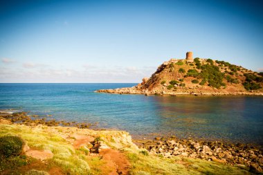 Sardunyalı sahil ve plaj Porticciolo - Alghero - yaz bulutlu sabah görünümü