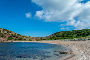 Sardunyalı sahil ve plaj Porticciolo - Alghero - yaz bulutlu sabah görünümü