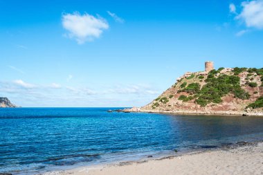 Sardunyalı sahil ve plaj Porticciolo - Alghero - yaz bulutlu sabah görünümü