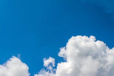 Bulutlar ve mavi gökyüzü güneşli bir bahar