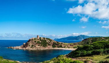 Sardunyalı sahil ve plaj Porticciolo - Alghero - yaz bulutlu sabah görünümü