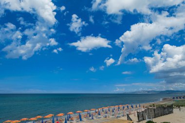 Sardunyalı Platamona beach yakınındaki şehir, Porto Torres, bulutlu gün yaz