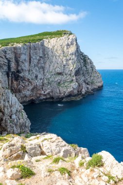 Güneşli bir yaz gününde Sardunya sahillerinde kayalar
