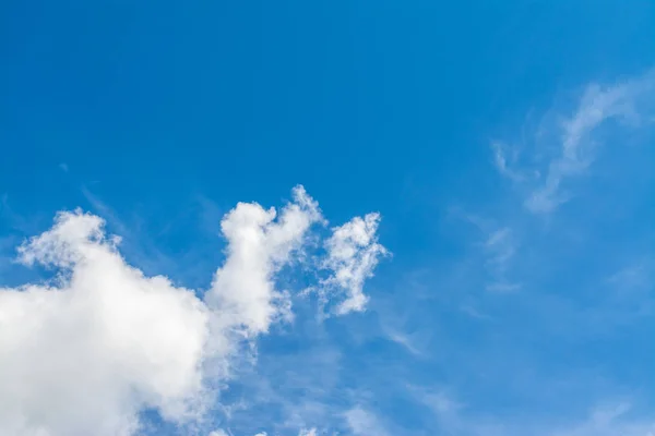 Bulutlar Mavi Gökyüzü Güneşli Bir Bahar — Stok fotoğraf