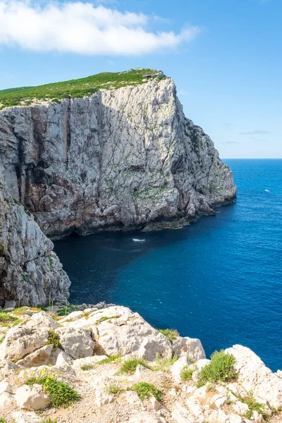 Güneşli bir yaz gününde Sardunya sahillerinde kayalar