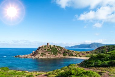 Sardunyalı sahil ve plaj Porticciolo - Alghero - yaz bulutlu sabah görünümü