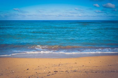 kristal berraklığında su yaz aylarında sahilde