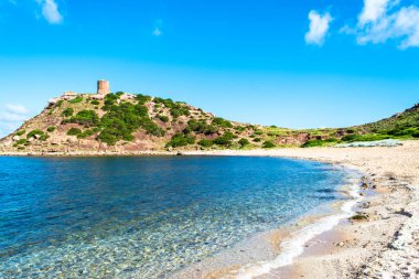 Sardunyalı sahil ve plaj Porticciolo - Alghero - yaz bulutlu sabah görünümü