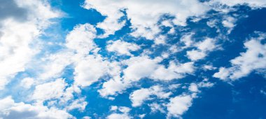 Bulutlar ve mavi gökyüzü güneşli bir bahar