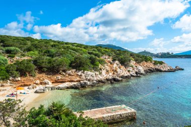 Sardinya Dragunara Koyu'nda yaz güneşli bir görünümünü