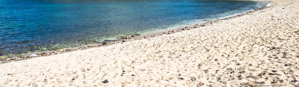 Água Cristalina Areia Branca Dia Ensolarado Verão — Fotografia de Stock