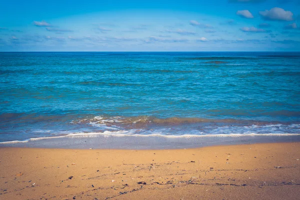 kristal berraklığında su yaz aylarında sahilde