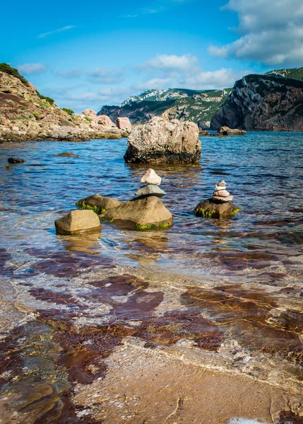 Sahilde güneşli bir günde yığma taş