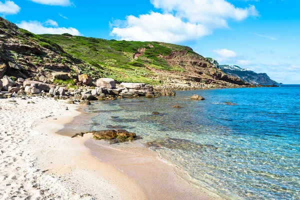 サルデーニャの海岸とポルティッチョロのビーチ アルゲーロ 夏の曇りの朝の景色 — ストック写真