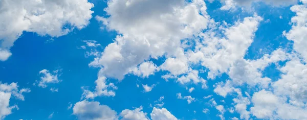 Bulutlar Mavi Gökyüzü Güneşli Bir Bahar — Stok fotoğraf