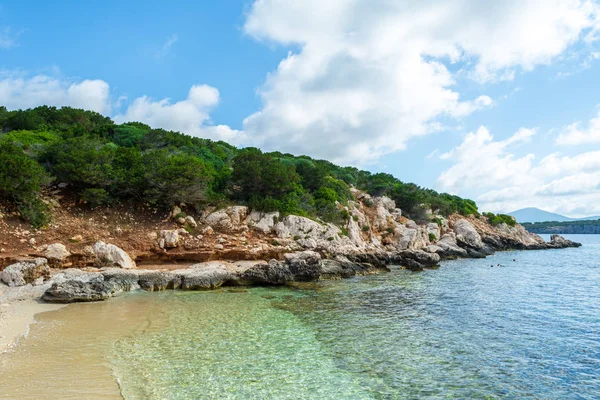 Sardinya Dragunara Koyu'nda yaz güneşli bir görünümünü