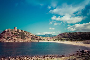 Sardunyalı sahil ve plaj Porticciolo - Alghero - yaz bulutlu sabah görünümü