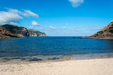 Sardunyalı sahil ve plaj Porticciolo - Alghero - yaz bulutlu sabah görünümü