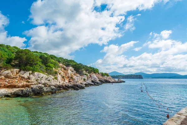 Sardinya Dragunara Koyu'nda yaz güneşli bir görünümünü