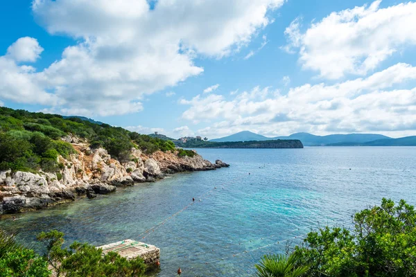 Sardinya Dragunara Koyu'nda yaz güneşli bir görünümünü