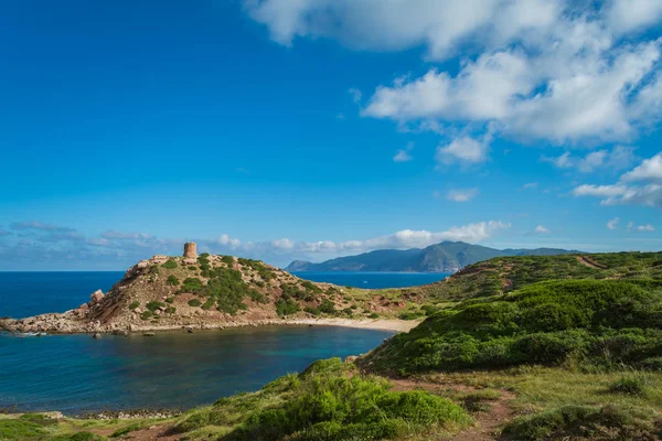 Sardunyalı sahil ve plaj Porticciolo - Alghero - yaz bulutlu sabah görünümü