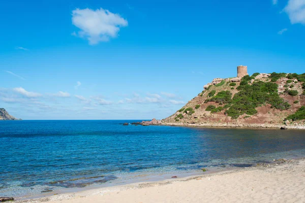 Sardunyalı sahil ve plaj Porticciolo - Alghero - yaz bulutlu sabah görünümü