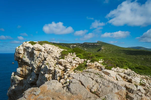Güneşli bir yaz gününde Sardunya sahillerinde kayalar