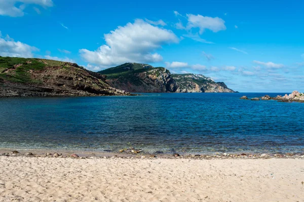 Sardunyalı sahil ve plaj Porticciolo - Alghero - yaz bulutlu sabah görünümü