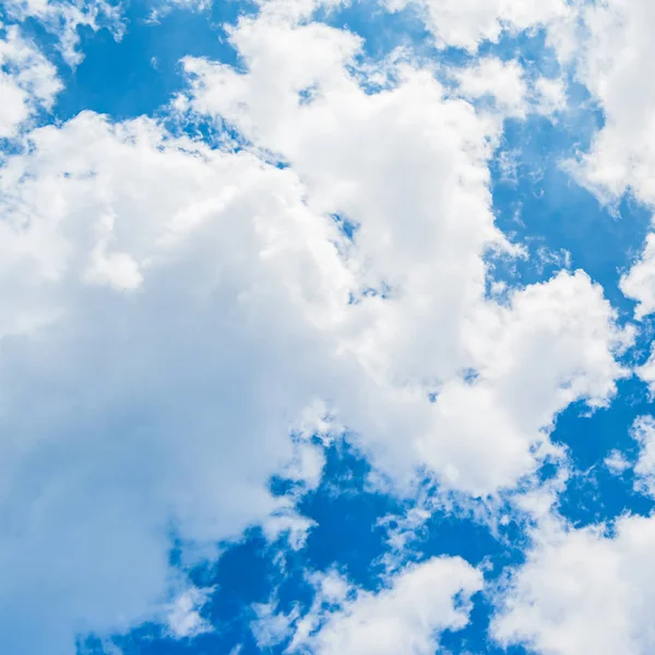 Bulutlar ve mavi gökyüzü güneşli bir bahar