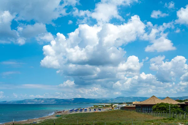 Sardunyalı Platamona beach yakınındaki şehir, Porto Torres, bulutlu gün yaz