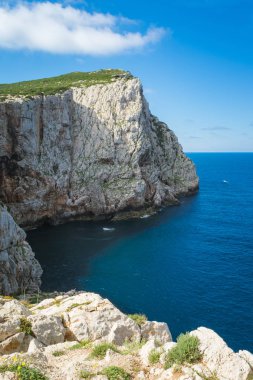 Güneşli bir yaz gününde Sardunya sahillerinde kayalar