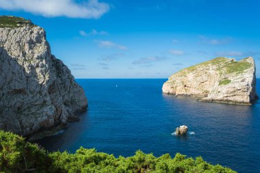 Güneşli bir yaz Sardunya kıyılarında Foradada ada manzara