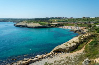 kalabalık Sardunyalı beach, Balai, içinde şehir Porto Torres, yazın güneşli günü görünümünü