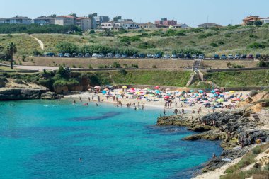 kalabalık Sardunyalı beach, Balai, içinde şehir Porto Torres, yazın güneşli günü görünümünü