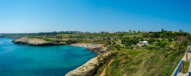 kalabalık Sardunyalı beach, Balai, içinde şehir Porto Torres, yazın güneşli günü görünümünü
