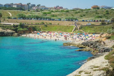 kalabalık Sardunyalı beach, Balai, içinde şehir Porto Torres, yazın güneşli günü görünümünü