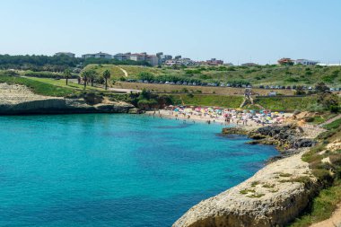 kalabalık Sardunyalı beach, Balai, içinde şehir Porto Torres, yazın güneşli günü görünümünü