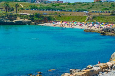 kalabalık Sardunyalı beach, Balai, içinde şehir Porto Torres, yazın güneşli günü görünümünü