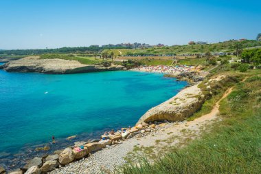 kalabalık Sardunyalı beach, Balai, içinde şehir Porto Torres, yazın güneşli günü görünümünü