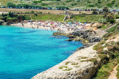 kalabalık Sardunyalı beach, Balai, içinde şehir Porto Torres, yazın güneşli günü görünümünü