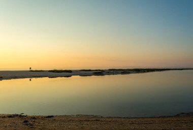 gündoğumu üzerinde plaj, Le Saline, Stintino, Sardinya yakınındaki