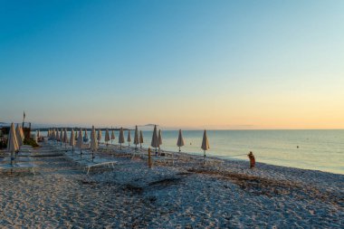 gündoğumu üzerinde plaj, Le Saline, Stintino, Sardinya yakınındaki