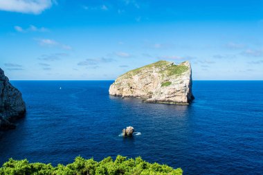 Güneşli bir yaz Sardunya kıyılarında Foradada ada manzara