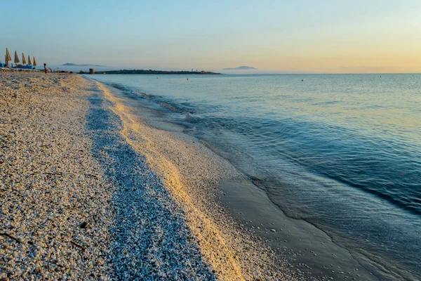 gündoğumu üzerinde plaj, Le Saline, Stintino, Sardinya yakınındaki