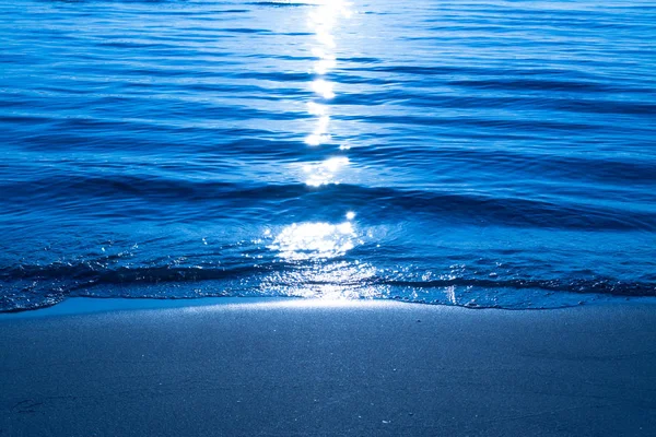 Água Cristalina Praia Verão Noite Com Reflexão Lua — Fotografia de Stock