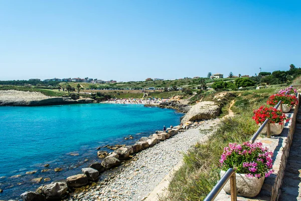 kalabalık Sardunyalı beach, Balai, içinde şehir Porto Torres, yazın güneşli günü görünümünü