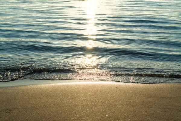 Кристально Чистая Вода Пляже Летом Восходе Солнца — стоковое фото