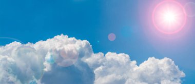 Bulutlar ve mavi gökyüzü güneşli bir bahar