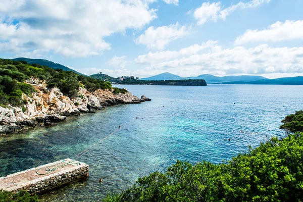 Sardinya Dragunara Koyu'nda yaz güneşli bir görünümünü